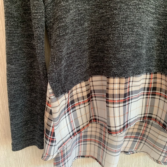 Doe & Rae Size Small Zipper Back Sweater with Plaid Bottom - Picture 5 of 7